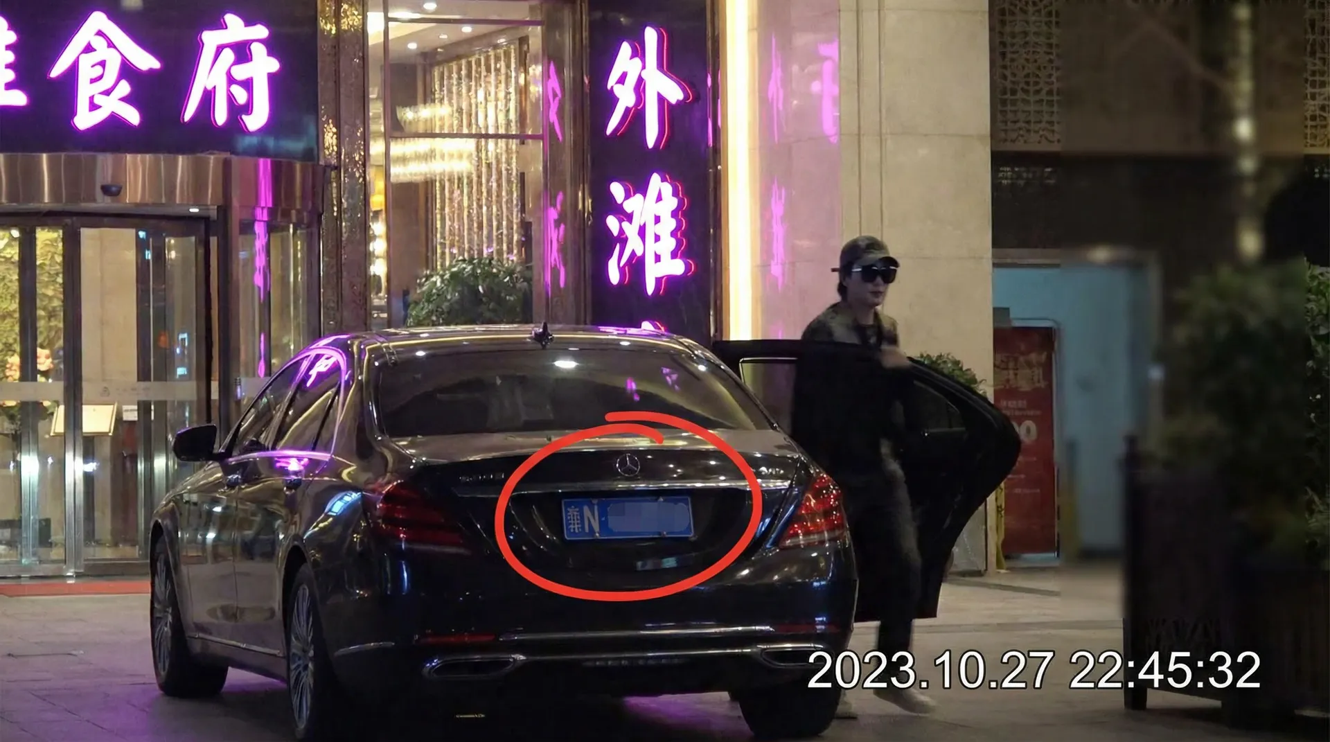 51视频 - 精彩片段精选，精彩内容持续更新 - 豪车餐厅外偷拍